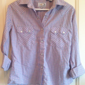  - Vintage skjorta från USA.
Kort modell med tryckknappar.

Betalning via Swish, jag möter upp i Sthlm.