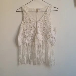  - Vit, broderad väst från h&m's conscious collection. Sparsamt använd. Supersnygg till höga jeachshorts eller över en långklänning.