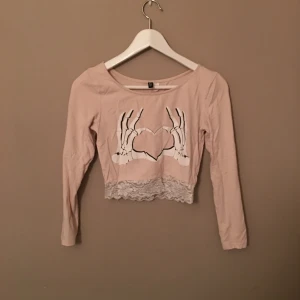  - Söt magtröja, litet hål på sida  