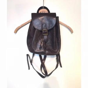  - Schysst liten ryggsäck i äkta skinn tillverkad i Italien