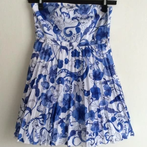  - Axelbandslös klänning från hm. Använd en gång.