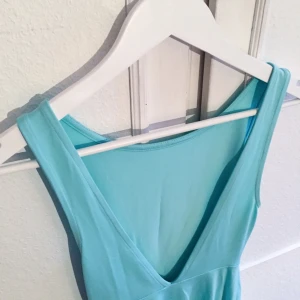  - En jättefin sommarklänning i ljusblå färg! Den är V-ringad i ryggen. Det är ett skönt material! Den har knappt kommit till användning. 