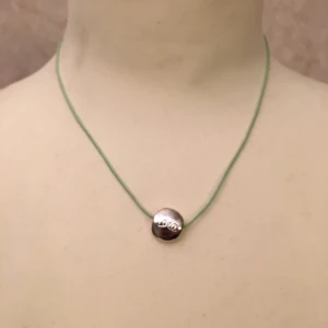  - Halsband står Love