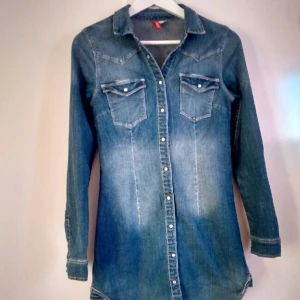  - Lång jeans skjorta (klänning) H&M. Storlek 36, men ganska smal. 34 kan jag säga. Skickas ej.