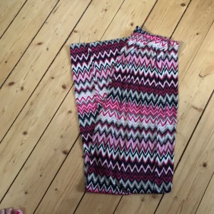  - Superstretchiga byxor med missoniinspirerat mönster. Perfekt att resa i.