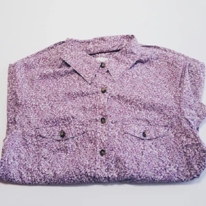  - Snygg floral blus från H&M (vit och lila) i storlek 36 (passar S/M). Perfekt till våren/sommaren!