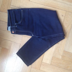  - Acne jeans. Mörkblå med vita sömmar. Stuprör. Ankellånga. Väldigt i tiden.  Kan mötas upp i Stockholm eller skicka. Köparen står för frakten. 