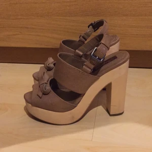  - Klackskor köpa på zara. Endast använda i gång på min student. Brun/beiga med ljus träliknande klack. Väldigt sköna att gå i eftersom de är så pass höga fram med. Riktigt snygga till en vit/beige klänning och som passar utmärkt till studenten!
