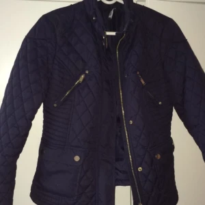  - Mörk blå jacka med guld detaljer, använd ett par gånger, storlek 36 