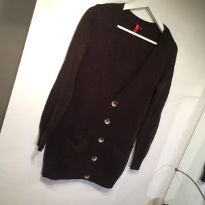  - Lång kofta från H&M. Använd fåtal gånger, men fint skick. Swishbetalning, frakt tillkommer. 