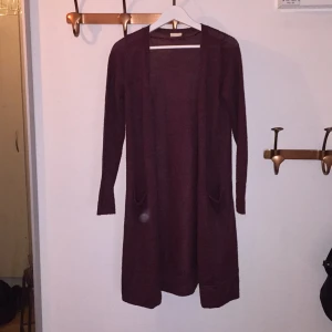  - Lite längre vinröd kofta från Vila, något glittrig 
