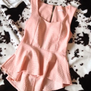  - Rosa topp med orm mönster och ett längre parti bak än fram.