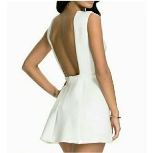  - Klänning från nelly med bar rygg säljes pga stor i storlek. Otroligt vacker o mer ordentlig, helt ny.

Perfekt till avslutningen, studenten o solbrända ben!