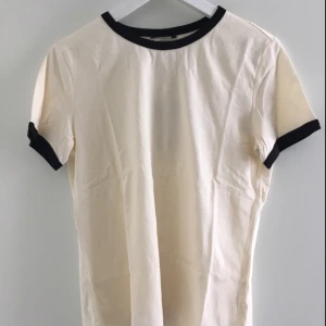  - Snygg tisha från Monki! Aldrig använd med lappen kvar 😊✨👆🏼