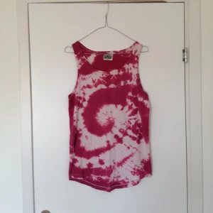 Batik-linne i herrmodell, linnet från weekday och batiken gjord själv. SÅLT - Batik-linne i herrmodell, linnet från weekday och batiken gjord själv. SÅLT