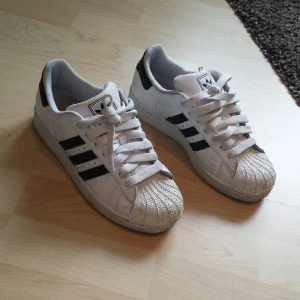  - 
Fina Adidas Superstar i bra skick, behöver en liten puts bara så är dom nästan som nya! Gör ont i hjärtat att sälja dessa men dom är tyvärr lite små för mig. Storleken är 38 och två tredjedelar, US 5,5. 
Köparen står för frakten.