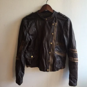  - Brown leather jacket with cool details from Kookaï. A tight fit. Great condition, barely used. 