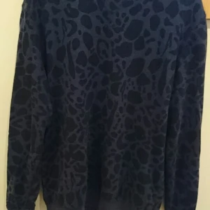  - Navy blue sweater med leopard mönster