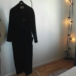  - oanvänd trenchcoat från weekday, strl xs men passar även s och m (jag är s-m). perfekt vår/sommarjacka. pris kan diskuteras! 