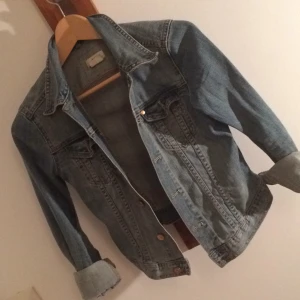  - Jeansjacka från H&M, mycket fint skick! Kan fraktas eller mötas upp i Stockholm 💕
