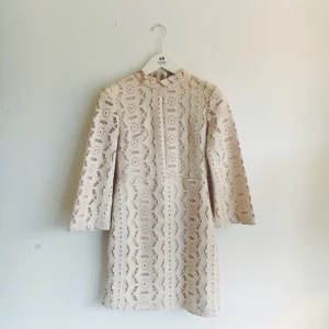  - Klänning H&M-trend.
Underbar.
Ganska kort i längden. 
Använd en gång. 
