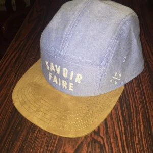  - Helt ny. Panel 5. Färgerna är exakt som på bilden. Köparen betalar frakten. Kolla gärna mina andra kepsar till salu.