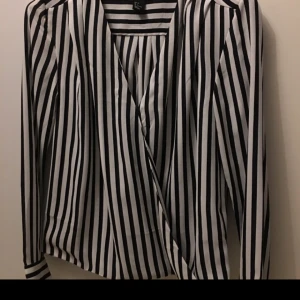  - Hej! Jag söker efter denna i 36 eller 38! Det är en omlott blus från H&M, har du en liggande? Skriv till mig så köper jag den! :) 