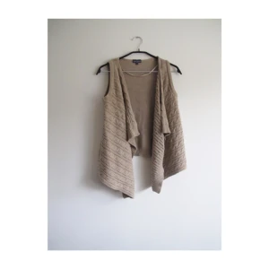  - Snygg beige väst i storlek S, använd fåtal gånger! Bra skick, frakt 42kr ✨