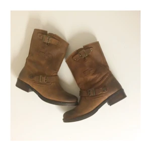  - Bruna fodrade boots i storlek 37. Knappt använda. Frakt 70kr ✨