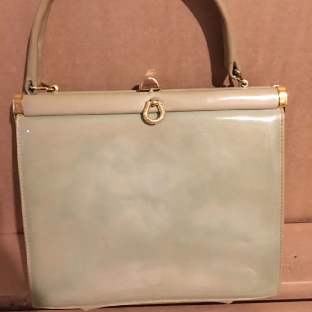Well-preserved vintage handbag, nice condition.
The color is like pistachio.
I'd say it comes from 60's
. Väskor.