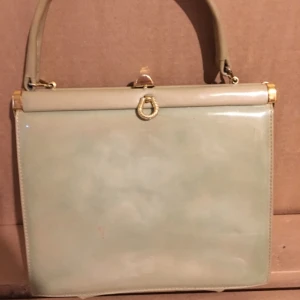  - Well-preserved vintage handbag, nice condition.
The color is like pistachio.
I'd say it comes from 60's
