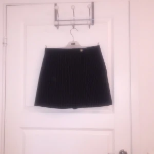  - Högmidjad kjol med skorts under som sitter ihop