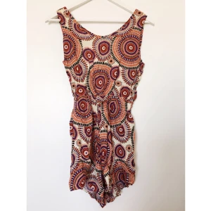  - Jumpsuit med djup rygg. Luftig passform. Köpt på Bali så den borde vara unik här i Sverige. Superfin! Aldrig använd. 