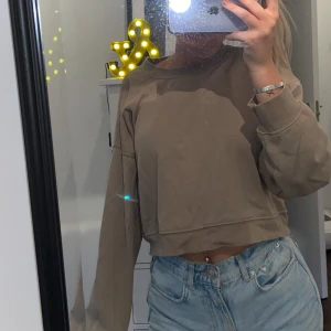 Zara sweatshirt  - Sweatshirt från zara i en kakegrön färg. Lite kortare och bredare passform i storlek S men passar även XS och M. Köpt i vintras men inte använt på flera månader tidigare har jag använt den ca 5 gånger. Fin färg nu till hösten/vintern och är i ett bra skick 