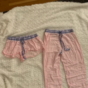 Pyjamas byxor - Säljer dessa super sköna pyjamasbyxor, de är i ett så himla skönt och fint tyg! Storlek xs i båda. Shorts:40kr byxor:60kr paketpris för båda:80kr❤️