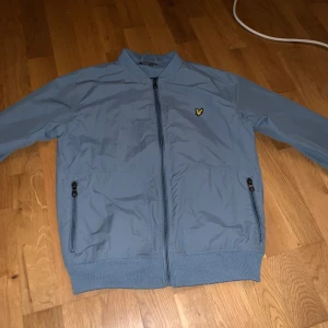 Jacka  - En lyle&scott jacka i stolek M för åldrarna 14-15 år.Sitter som en S/M. Använd fåtal gånger och i bra skick. Kan mötas i Gbg eller frakta(köparen står för frakt).