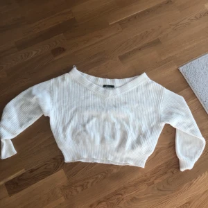 Vit stickad tröja. - Tröjan går att ha off shoulder. Använd ett fåtal gånger. 