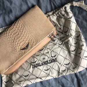 Zadig väska  - Nästintill helt oanvänd axelremsväska från Zadig & Volatire. Väldigt bra skick! Dustbag samt båda kedjorna medkommer. Flera bilder finns. 