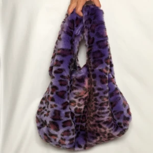 ✨Fluffig lila leopardväska ✨ - En rolig väska i lila fuskpäls med leopardmönster. Aldrig använd. Frakt ingår ej💖 