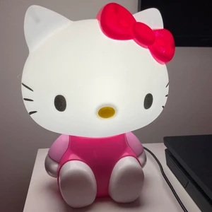 Hello Kitty lampa - INTRESSEKOLL: Funderar på att sälja min Hello Kitty lampa som jag köpte på Kawaii men som nu är utsåld där. Buda i kommentarerna om ni är intresserade :)💓 Högsta bud ligger just nu 350!
