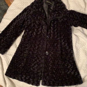 Kappa  - Jättefin mysig höst/vinter kappa i svart Teddy modell. Nyskick. 