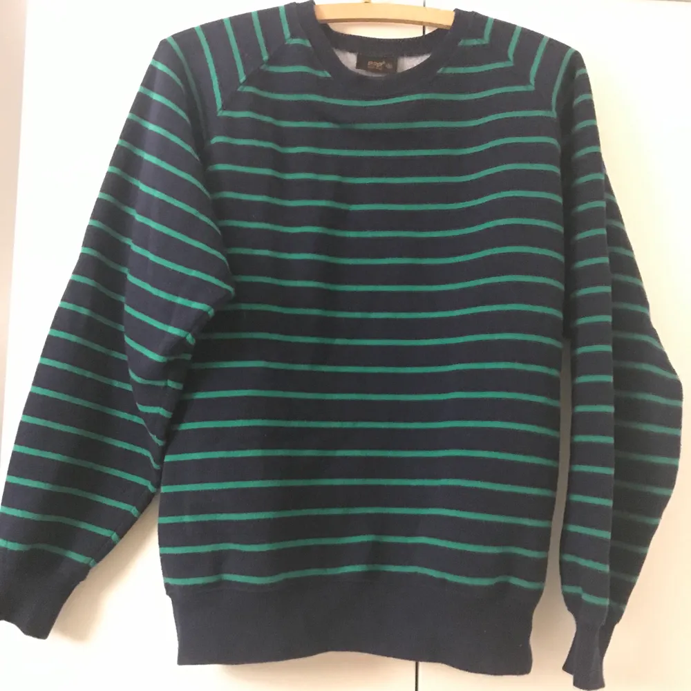 Så skön och varm sweater från pop! I marinblå och mörkgrön i strl S. Hoodies.