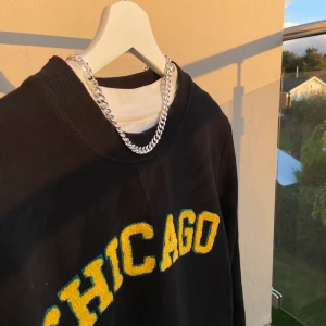 Svart/gul Chicago tjocktröja - Säljer en helt ny svart tjocktröja med coolt gult/turkost tryck på framsidan, har aldrig använts 🖤🌻🖤 Den är mjuk i tyget och får plats tröjor under, då den är lite oversized 💛💛 Är du intresserad så kontakta mig, köparen står för frakt 🚚 📦            (bud just nu: 290kr)