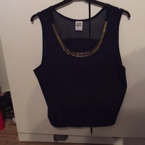  - Mörkblå, Använd endast 1 gång från Vera Moda i storlek L.
150kr + frakt
(Kan få paketpris vid fler köp av mina kläder)
