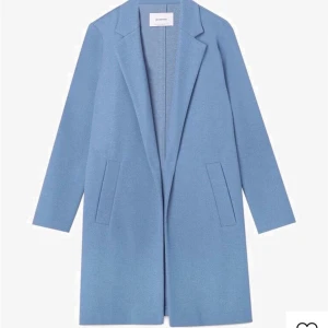 Kappa från Stradivarius - Jättefin kappa från Stradivarius! Endast använd en gång. Passar XS/S, jag på bilden är 160 lång. Möts helst upp i Göteborg men kan skicka om köparen står för frakten! (Kan kolla upp mer exakt hur mycket frakten blir)