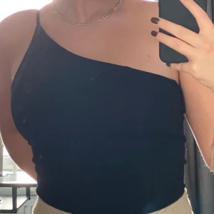En svart body strl S  - En snygg tajts body ifrån Zara, andvänt fåtal gånger så är i bra skick! 