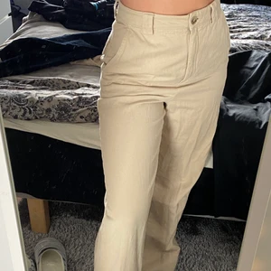 Beiga byxor strl 36 - Ett par sköna byxor som är beiga och är i bra skick! 