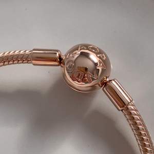 Som ny, litet använd armband från Pandora. Storlek 17. Den är i roséguld och nypris för denna är ca 1399kr, jag säljer för 700kr