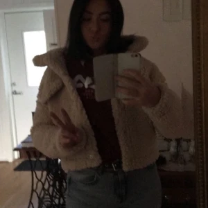 TEDDYJACKA✨✨✨ - Jättesnygg teddyjacka från GinaTricot! Lite tunnare men med en tjockare tröja är den varm och bra! Storlek M, lite kortare än en vanlig jacka dock! 250kr+Frakt🦋🦋🦋 skriv om frakt