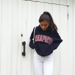 Vintage Hoodie - Intressekoll!! Varm och sitter super fint, köpt för 450kr och om någon ger er dunder bud så kan jag sälja den, passar XXS-L